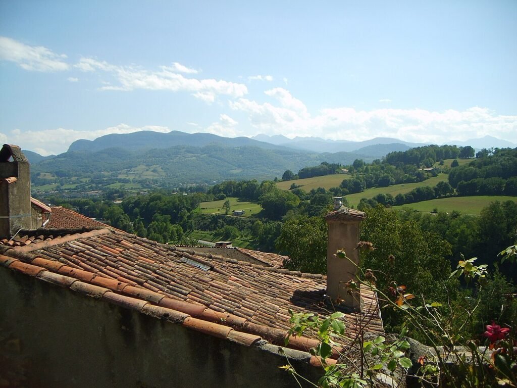 Toiture en tuiles et habitat du sud de la France — photographie d’illustration