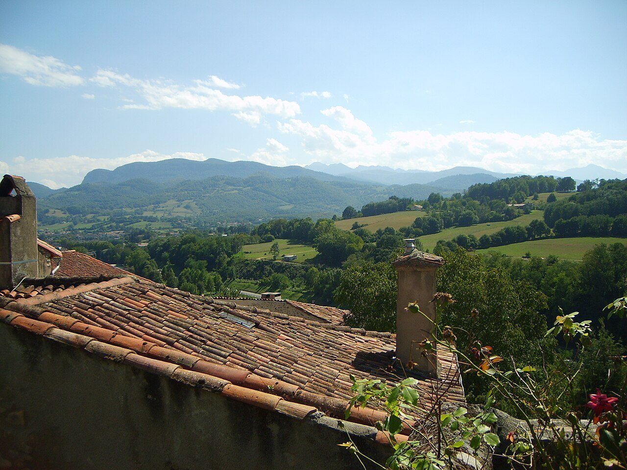Toiture en tuiles et habitat du sud de la France — photographie d’illustration