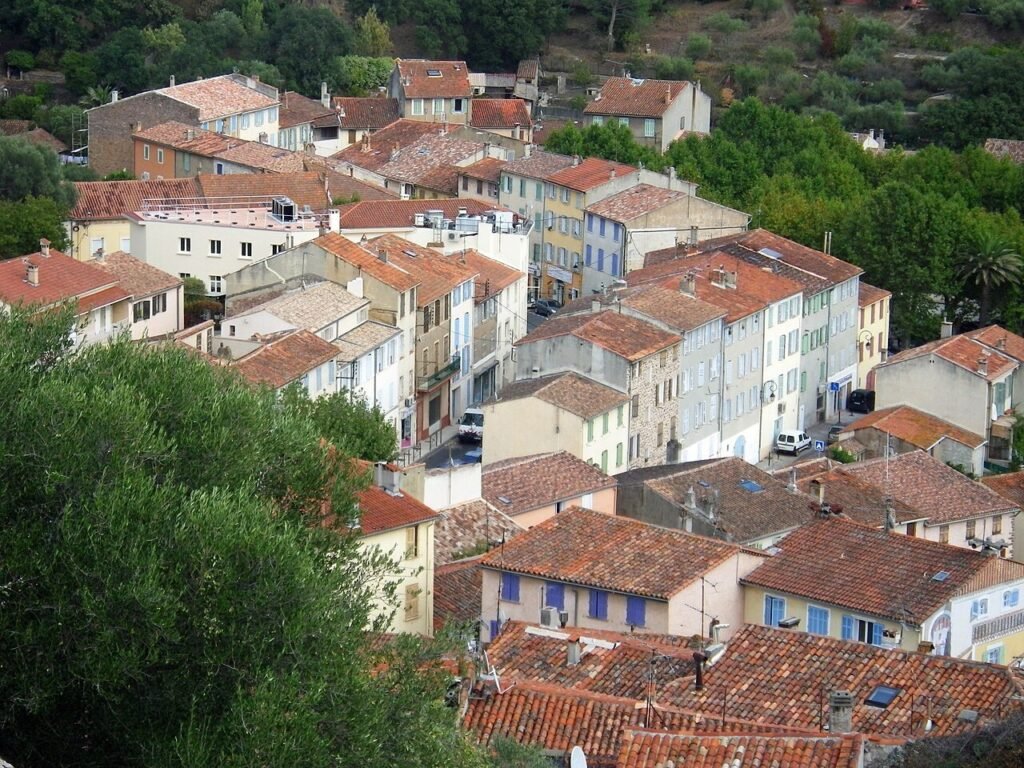 Toiture en tuiles et habitat du sud de la France — photographie d’illustration