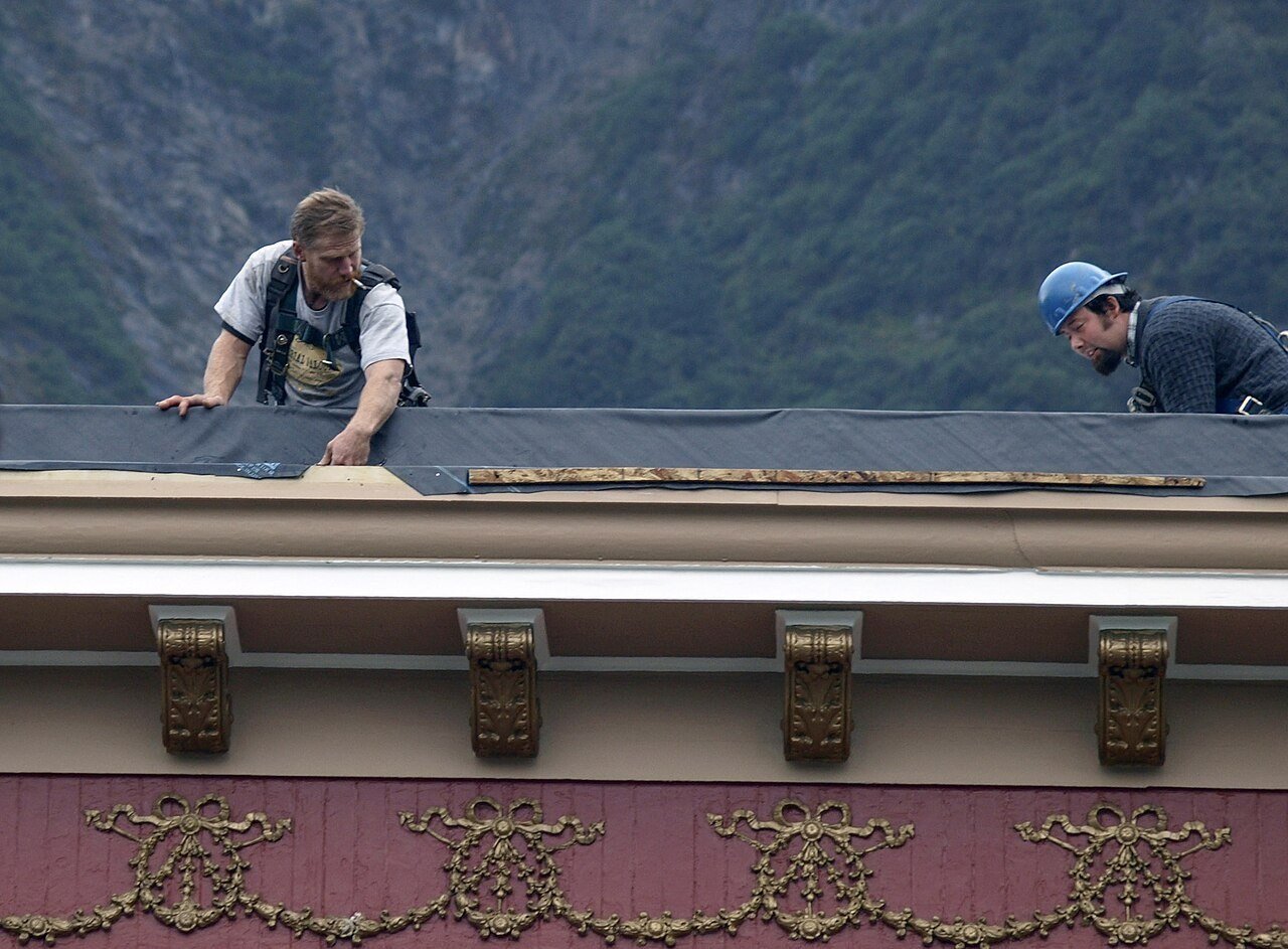 couvreur travaillant une couverture — photographie d’illustration