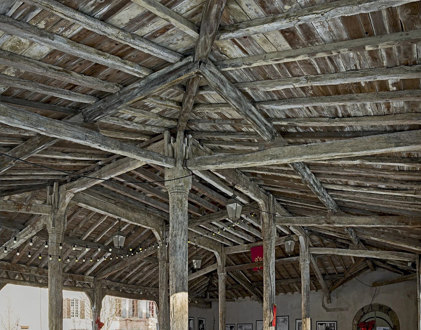 Assemblages de charpente en bois — photographie d’illustration