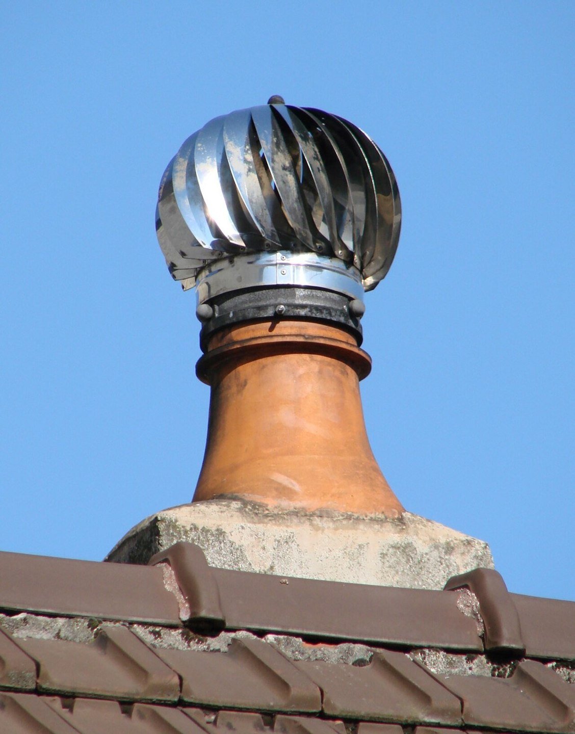 sortie de ventilation sur couverture — photographie d’illustration